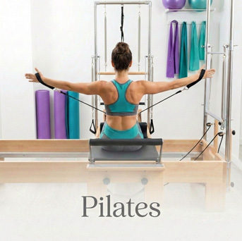 Fisioterapeuta orientando paciente durante exercício de Pilates Terapêutico para fortalecimento e melhora da mobilidade